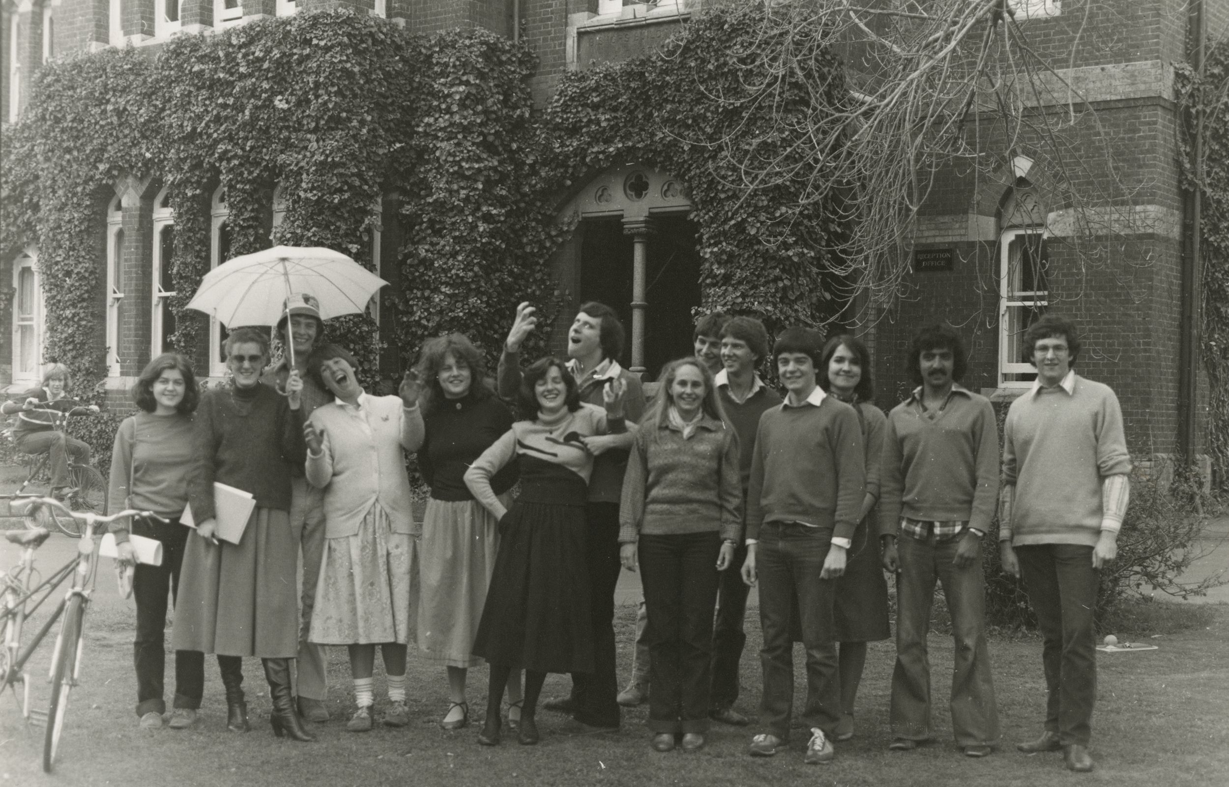 Performers and crew of the 1980s production of Oh, what a lovely war! pose for a cast photo.